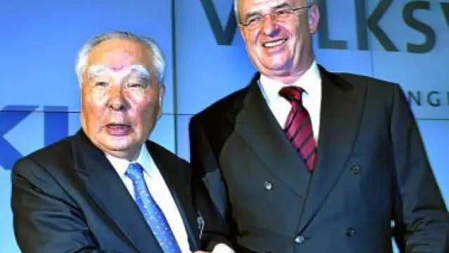 Los responsables de Suzuki y Volkswagen, ayer en Tokio