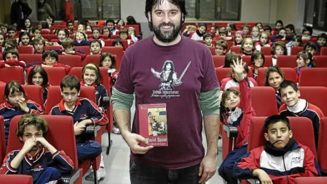 Pepe Serrano, con un grupo de alumnos del colegio San Agustín, a los que presentó su libro