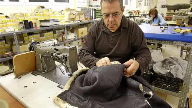 Uno de los trabajadores de Blue Ribbon, confeccionando una de las prendas de abrigo de la firma