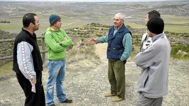 José Luis Montesa, en el centro, habla con Jorge Marcén y Javier González, a su derecha