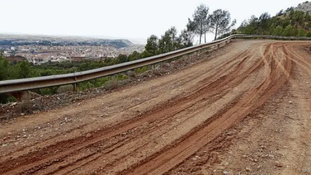 El camino de Santa Bárbara, uno de los que se acondicionarán, y, al fondo, la ciudad de Teruel.