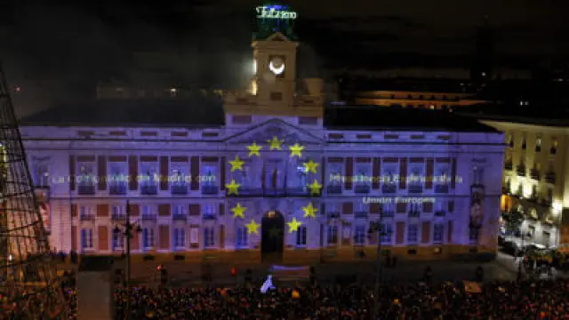 La Puerta del Sol, iluminada de azul, para celebrar la Presidencia española de la UE