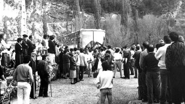 La primera caravana. El 7 de marzo de 1985 llegaron a Plan los tres autocares con las participantes en la fiesta