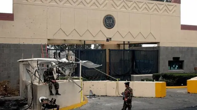 Soldados yemeníes vigilan la entrada de la embajada de EE. UU., en septiembre.