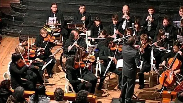 La Orquesta de Cámara del Bajo Aragón, en Valdealgorfa (arriba) y Alcañiz (abajo).