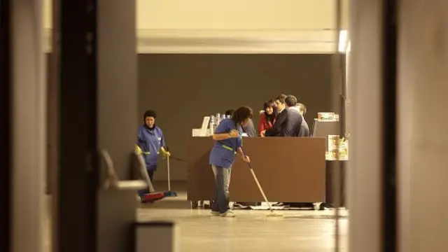 Unas trabajadoras externas contratadas limpiaban la semana pasada un charco de agua en el monumental vestíbulo