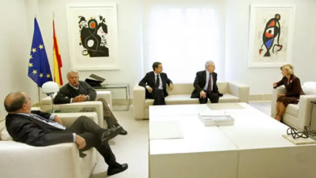 Rodríguez Zapatero se ha reunido con Elena Salgado, Jacques Delors, Felipe González y el ex ministro de Economía Pedro Solbes