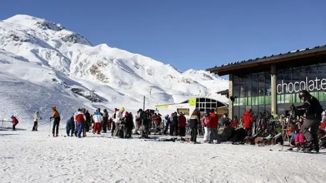 Los esquiadores disfrutaron ayer de una jornada fría pero muy soleada. En la imagen, Formigal