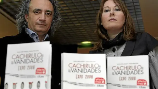 Rafael López-Insausti y Diana López, ayer en la FNAC Plaza de España de Zaragoza.