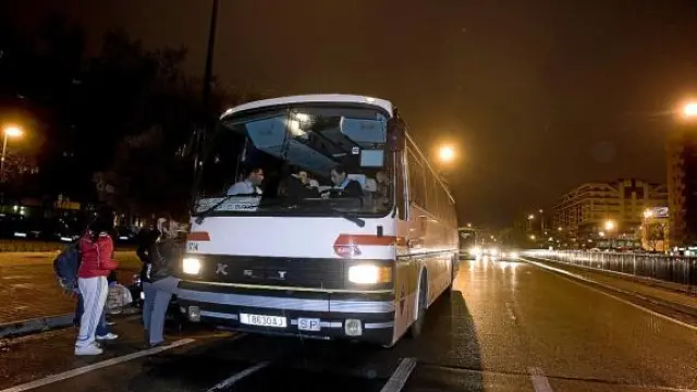 Un grupo de viajeros toma el autobús que salió ayer a las 18.30 de Cesáreo Alierta.