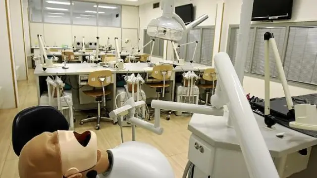 La sala de las prácticas con simuladores está situada en el mismo edificio que la clínica