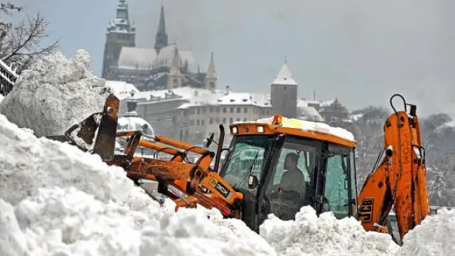 Una excavadora despeja una carretera cubierta de nieve cerca del castillo de Praga, ayer.