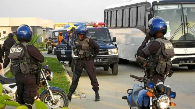 Policías custodian un convoy que traslada a personal vinculado a la Copa de África, en Angola.