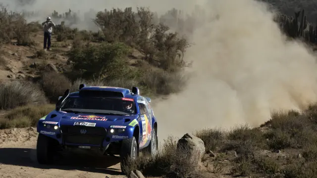 Carlos Sáinz conduce su Volkswagen durante la décima etapa del Rally Dakar.