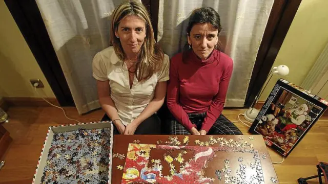Las hermanas Marta y Lola Bertol, ante el último puzle que están tratando de acabar.