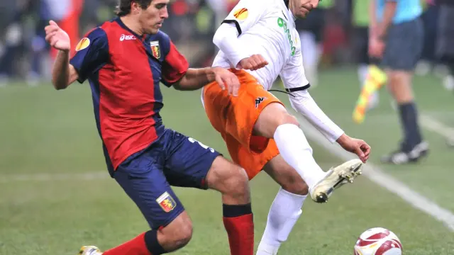Zapater pugna con Bruno en el reciente Genoa-Valencia de la Europa League.