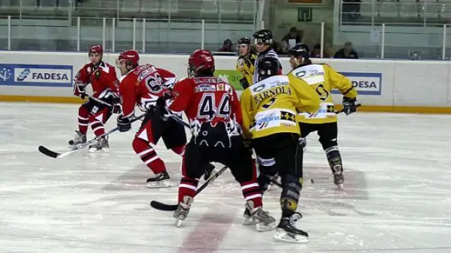 Jaca es la única ciudad aragonesa con equipo de hockey hielo.