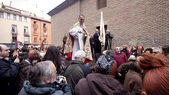 El párroco de San Pablo, Jesús Domínguez, durante la multitudinaria bendición.