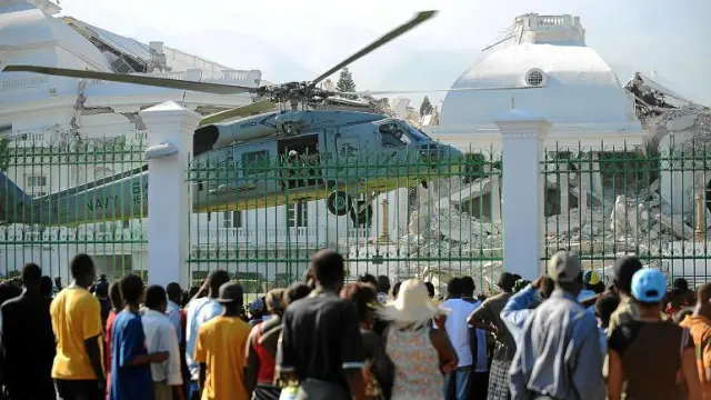 Un helicóptero estadounidense aterriza ante el Palacio Presidencial derrumbado por el seísmo en Puerto Príncipe