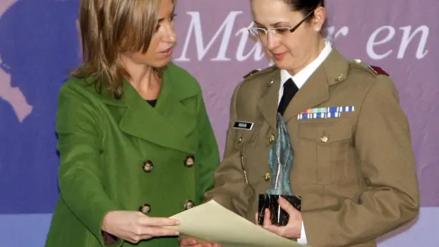 Chacón destaca la integración de la mujer en el Ejército
