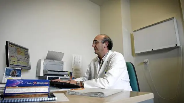 José Luis Grima en su consulta del centro de salud de Miralbueno.