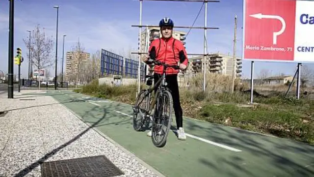 "Tropecé con la bici en una arqueta y el Ayuntamiento no asume su culpa"
