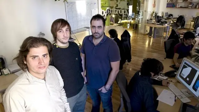 De izquierda a derecha, Iñaki Lacosta, Jordi Costa y Jaime Cebrián, en la sede de Entropy.