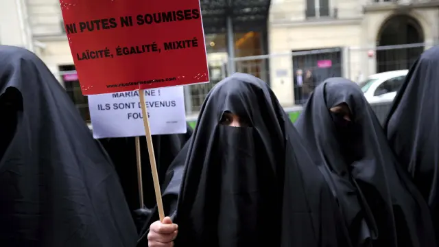 Protesta contra el burka en las calles de París
