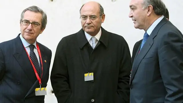 Gerardo Díaz Ferrán (centro), con José Isaías y José Mª Lacasa, de la CEOE, ayer en Barcelona.