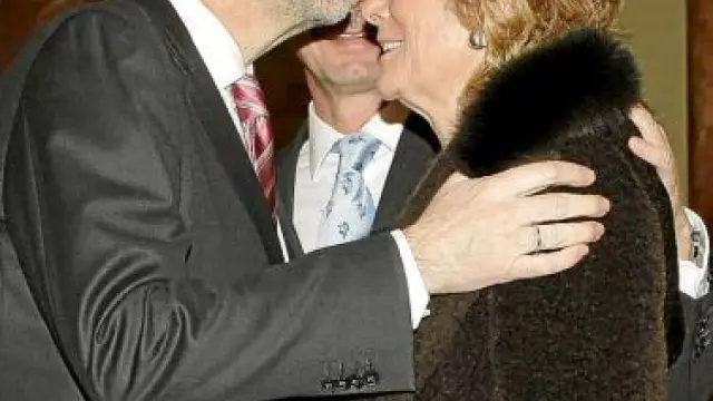 Rajoy y Aguirre, besándose ayer en un acto en Madrid.