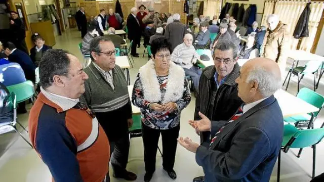 De izda. a dcha., los jubilados Montañés, Martínez, Serrano y Pradas debaten con Jesús Giménez.