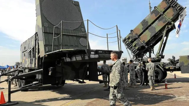 Un soldado estadounidense pasa en Corea del Sur ante una plataforma de lanzamiento de misiles Patriot, como los vendidos a Taiwán.
