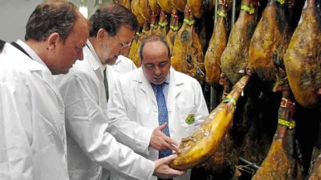 Mariano Rajoy, durante su visita de ayer a la fábrica Señorío de Montanera, en Badajoz.