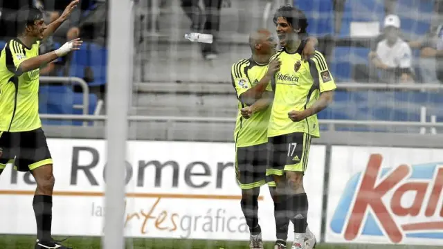 Contini y Suazo acuden a felicitar a Ángel Lafita, autor del tercer gol aragonés.