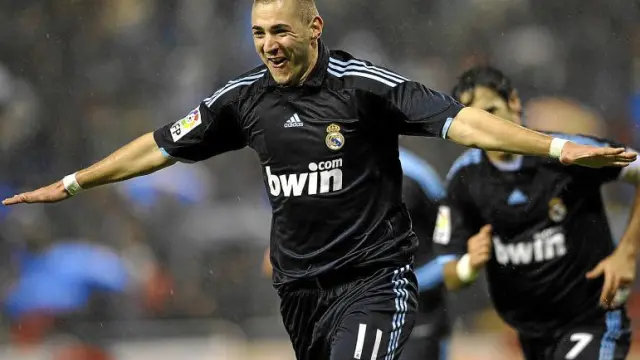 El delantero francés Benzema celebra el segundo gol del Real Madrid ante el Deportivo, ayer en el estadio de Riazor.