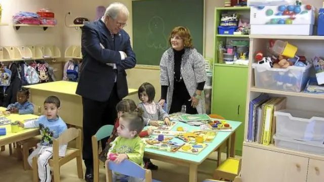 El alcalde de Épila, Martín Llanas, y la consejera María Victoria Broto, ayer, en la escuela infantil
