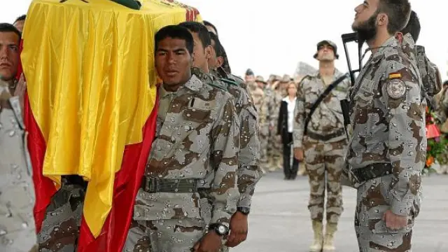 Varios compañeros de John Felipe Romero llevan a hombros el féretro con sus restos, ayer en Herat.
