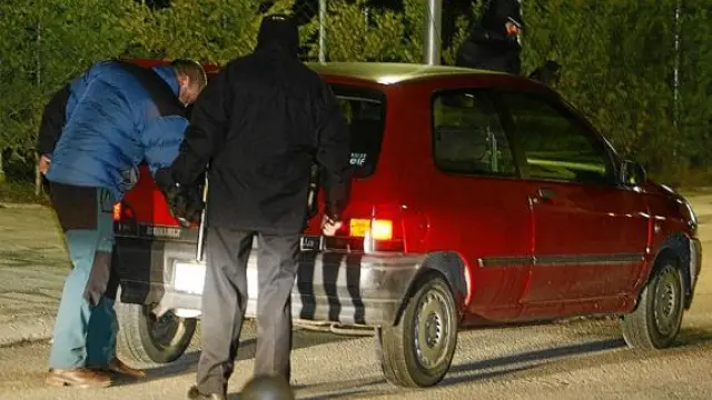 Dos policías registran el martes un vehículo en la urbanización de Jaca en la que vivía Igor Martín