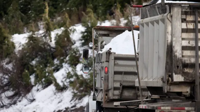 Varios camiones llevan nieve para preparar los Juegos Olímpicos de Vancouver
