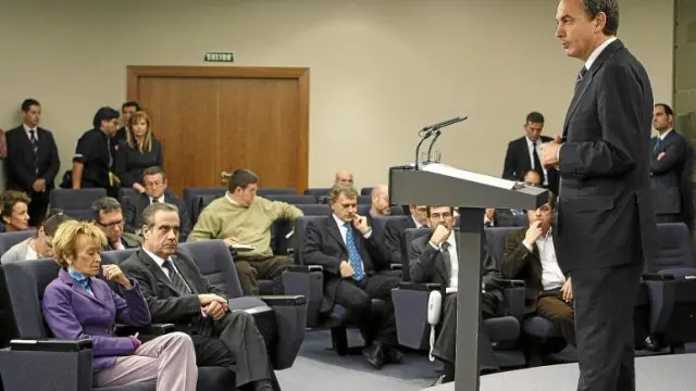 Rodríguez Zapatero, durante la rueda de prensa de anoche en la Moncloa. A la izquierda, Fernández de la Vega y Celestino Corbacho