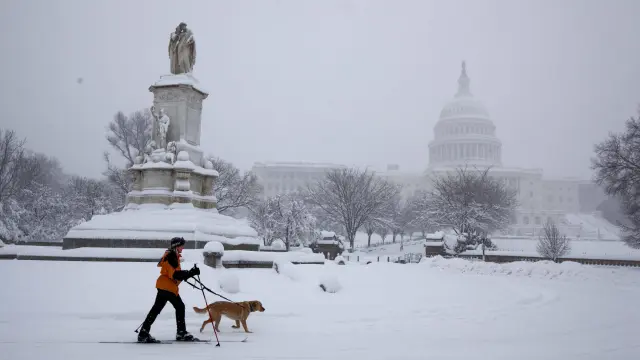 La nieve cubre todo Washington. Al fondo, el Capitolio.