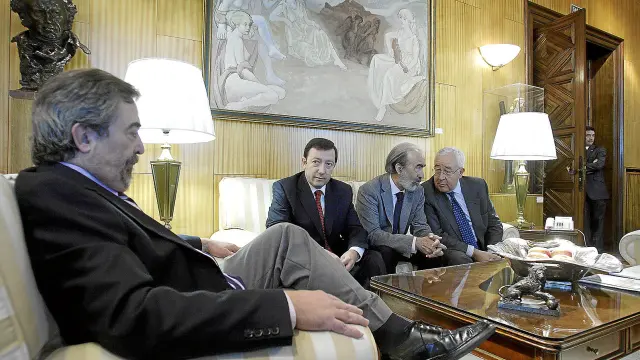 Belloch, el pasado octubre, junto a los alcaldes de Jaca y Huesca y el vicepresidente Biel