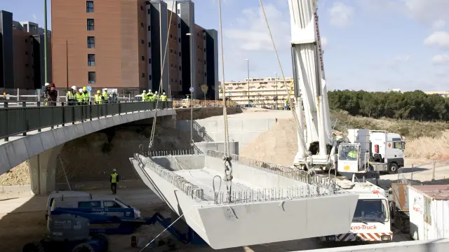 Una grúa de 400 toneladas coloca una viga de 70 en el puente de Valdespartera