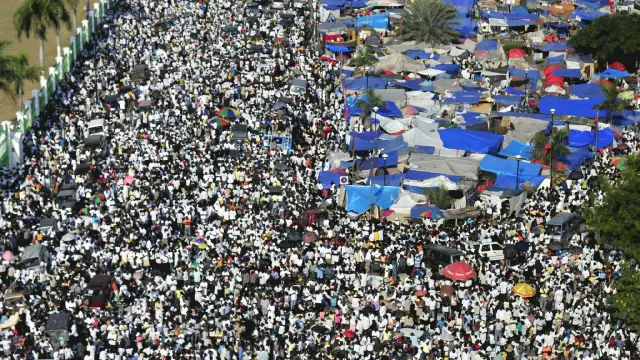 Miles de haitianos, ayer en la plaza central de Puerto Príncipe.