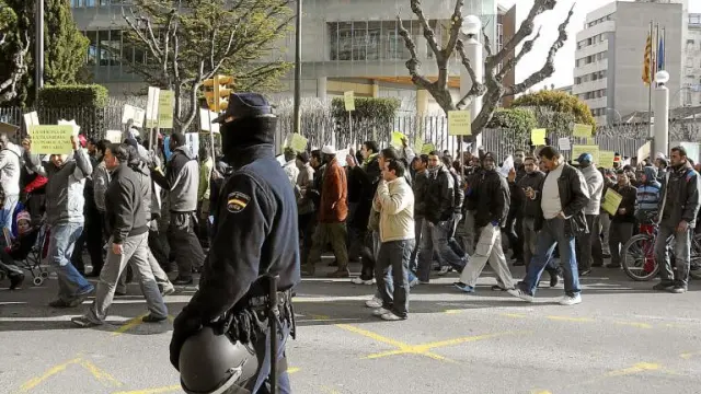 Agentes antidisturbios de la Policía Nacional de Zaragoza estuvieron presente durante todo el recorrido de la manifestación