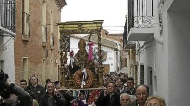 Los vecinos y el alcalde (a la dcha., con la peana), en la procesión.