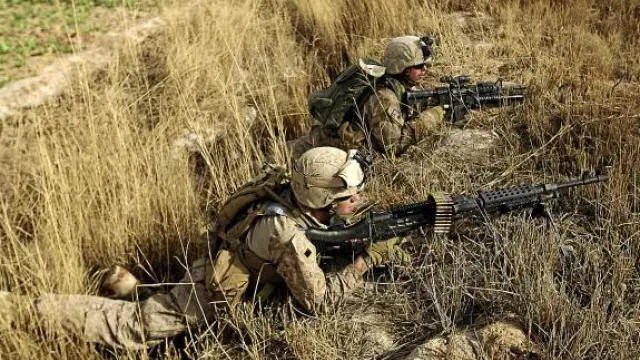 Marines estadounidenses patrullan en el noreste de Marjah, ayer.
