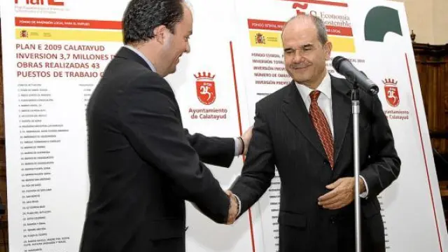 El alcalde, Víctor Ruiz (izda.), da la mano al ministro Manuel Chaves, ayer, en Calatayud.