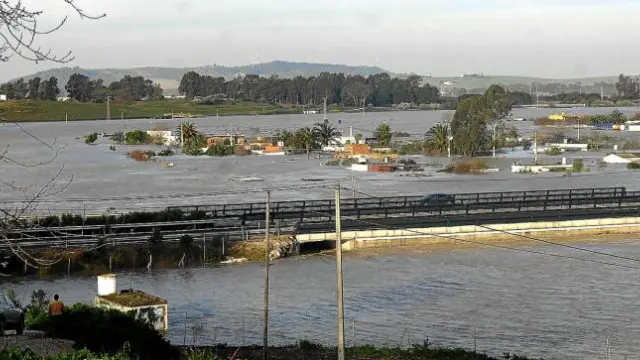 Al fondo aparece la barriada rural de Las Pachechas, en Jerez, completamente inundada por el río Guadalete