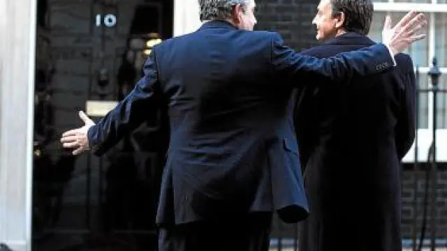 Brown y Zapatero, frente al número 10 de Downing St